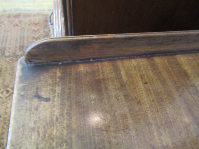 A GEORGIAN MAHOGANY DRESSING/WRITING TABLE IN THE MANNER OF GILLOWS Image