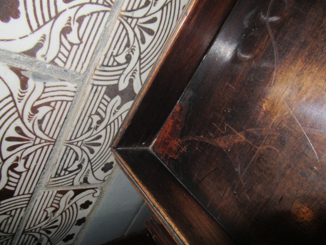 A GEORGIAN MAHOGANY DRESSING/WRITING TABLE IN THE MANNER OF GILLOWS Image