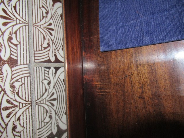 A GEORGIAN MAHOGANY DRESSING/WRITING TABLE IN THE MANNER OF GILLOWS Image