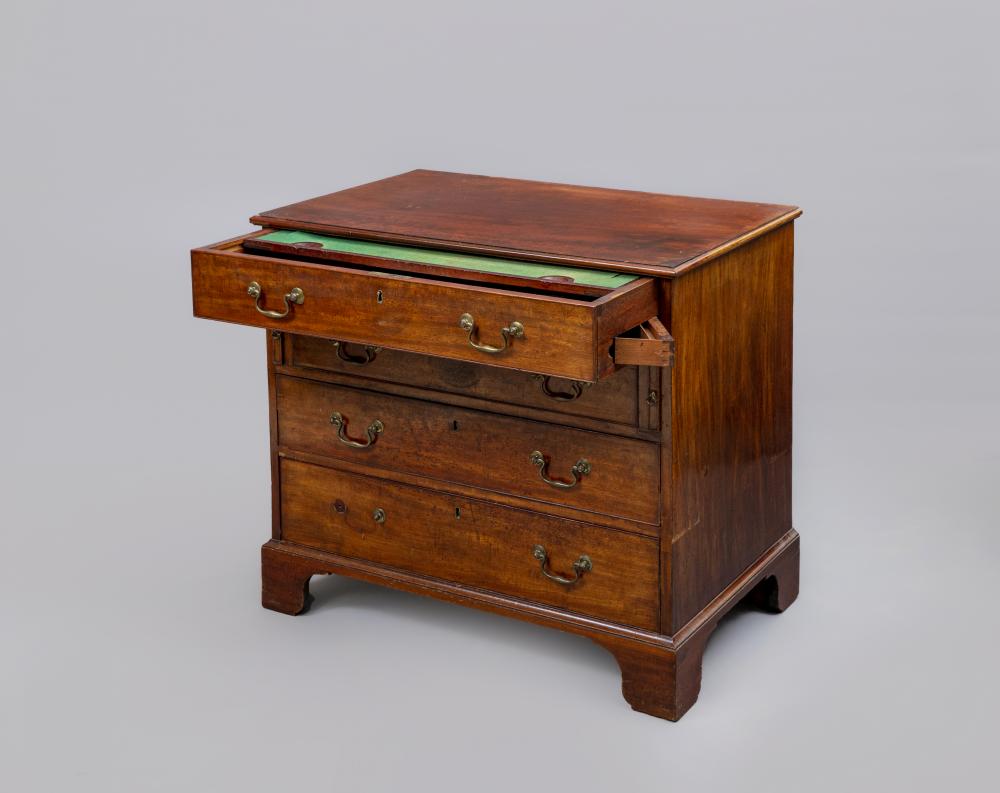 A GEORGIAN MAHOGANY DRESSING CHEST Image