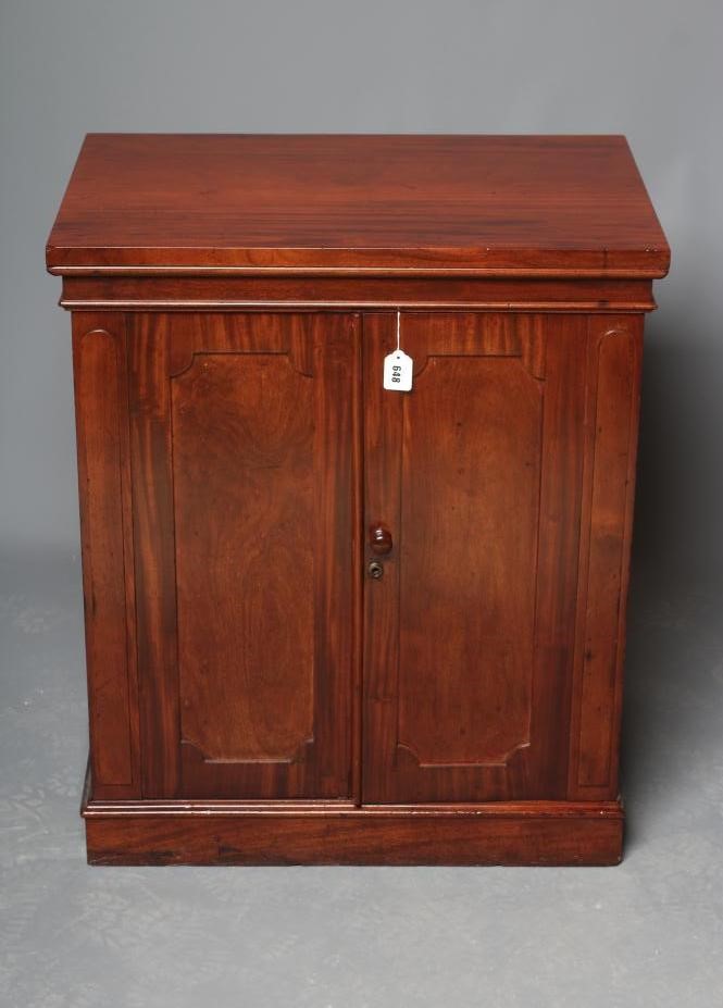 A VICTORIAN MAHOGANY COLLECTOR'S CABINET Image