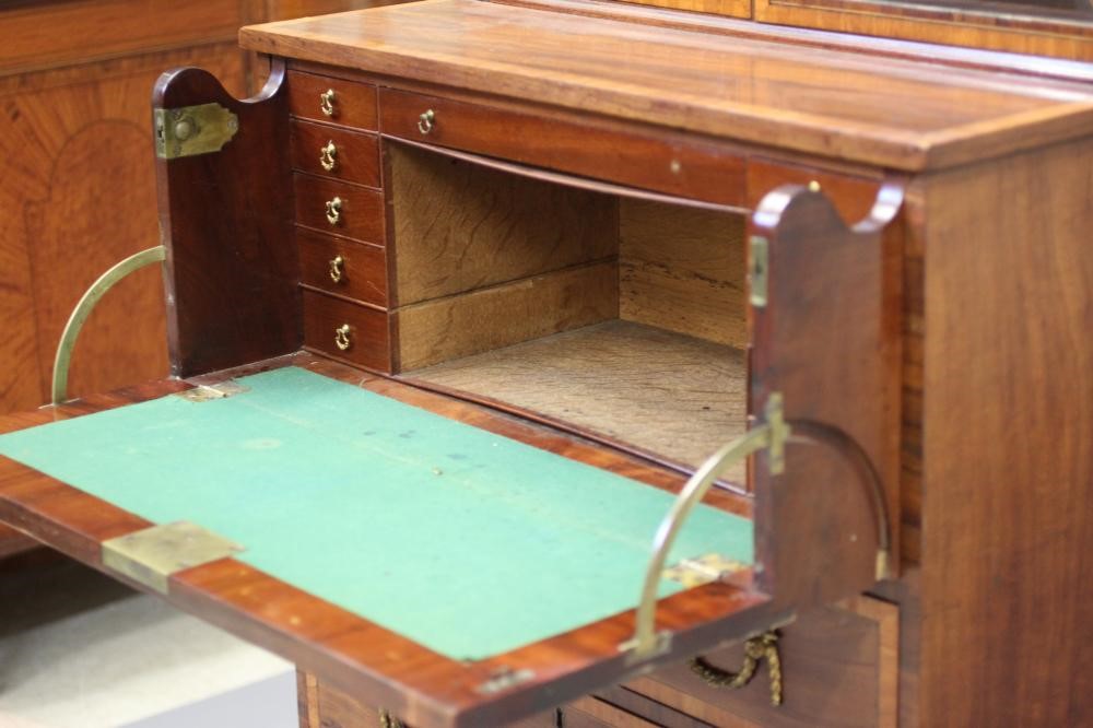 A SMALL GEORGIAN MAHOGANY SECRETAIRE BOOKCASE Image