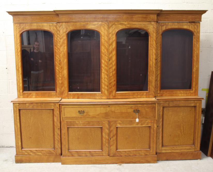 A MID VICTORIAN SATINWOOD BOOKCASE of breakfront form crossbanded with stringing Image