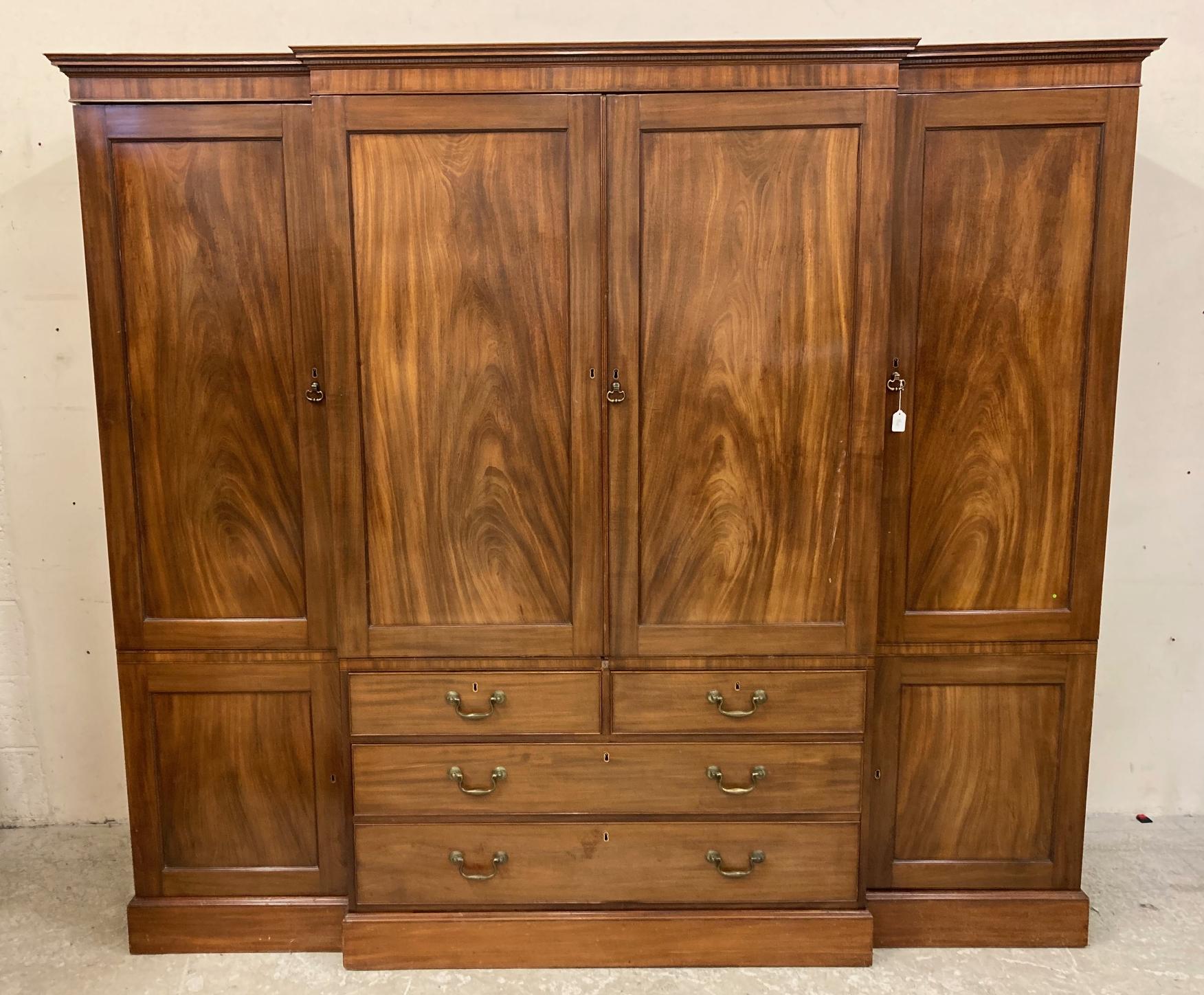 A GEORGIAN MAHOGANY COMPACTUM Image