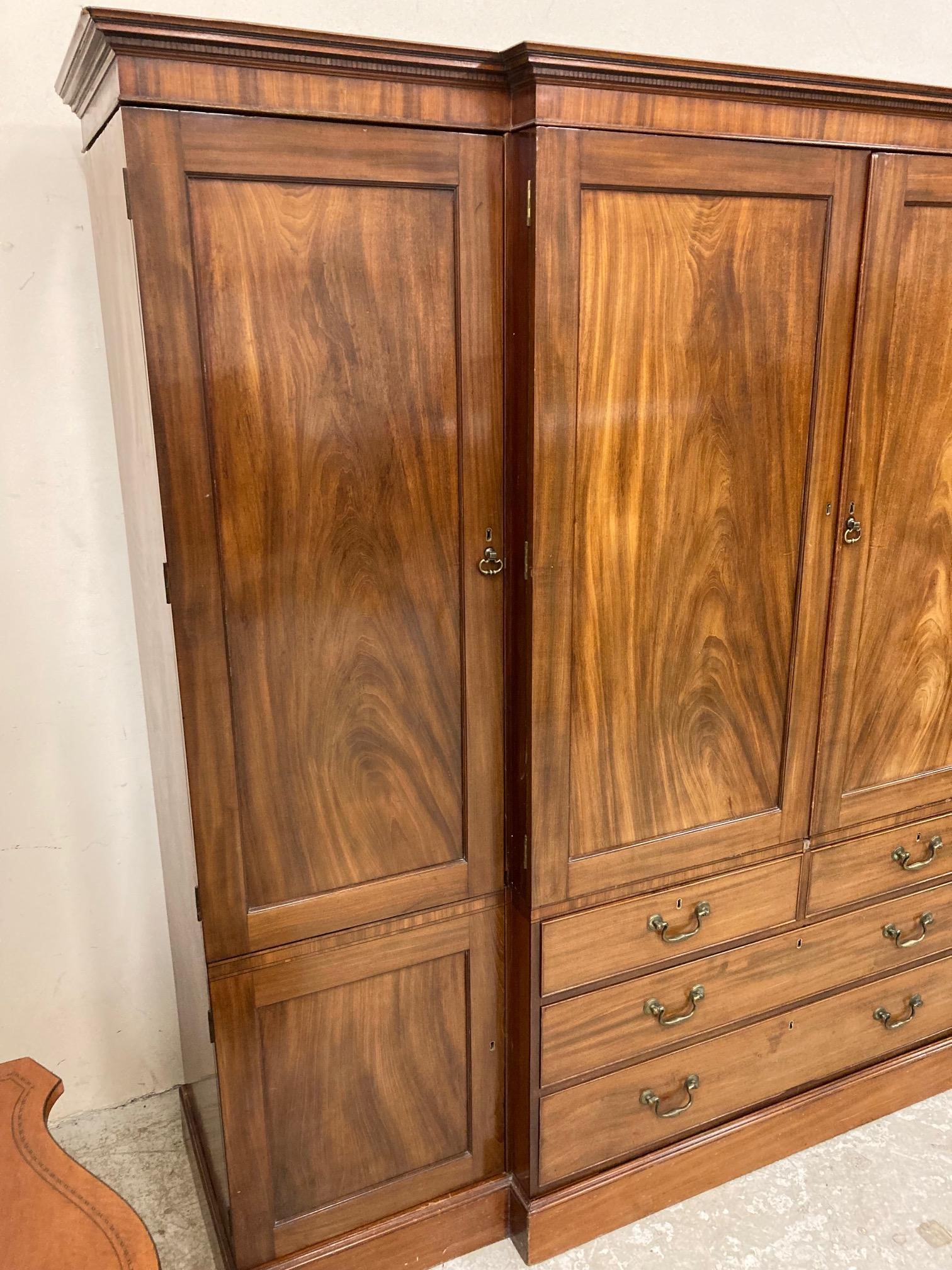 A GEORGIAN MAHOGANY COMPACTUM Image