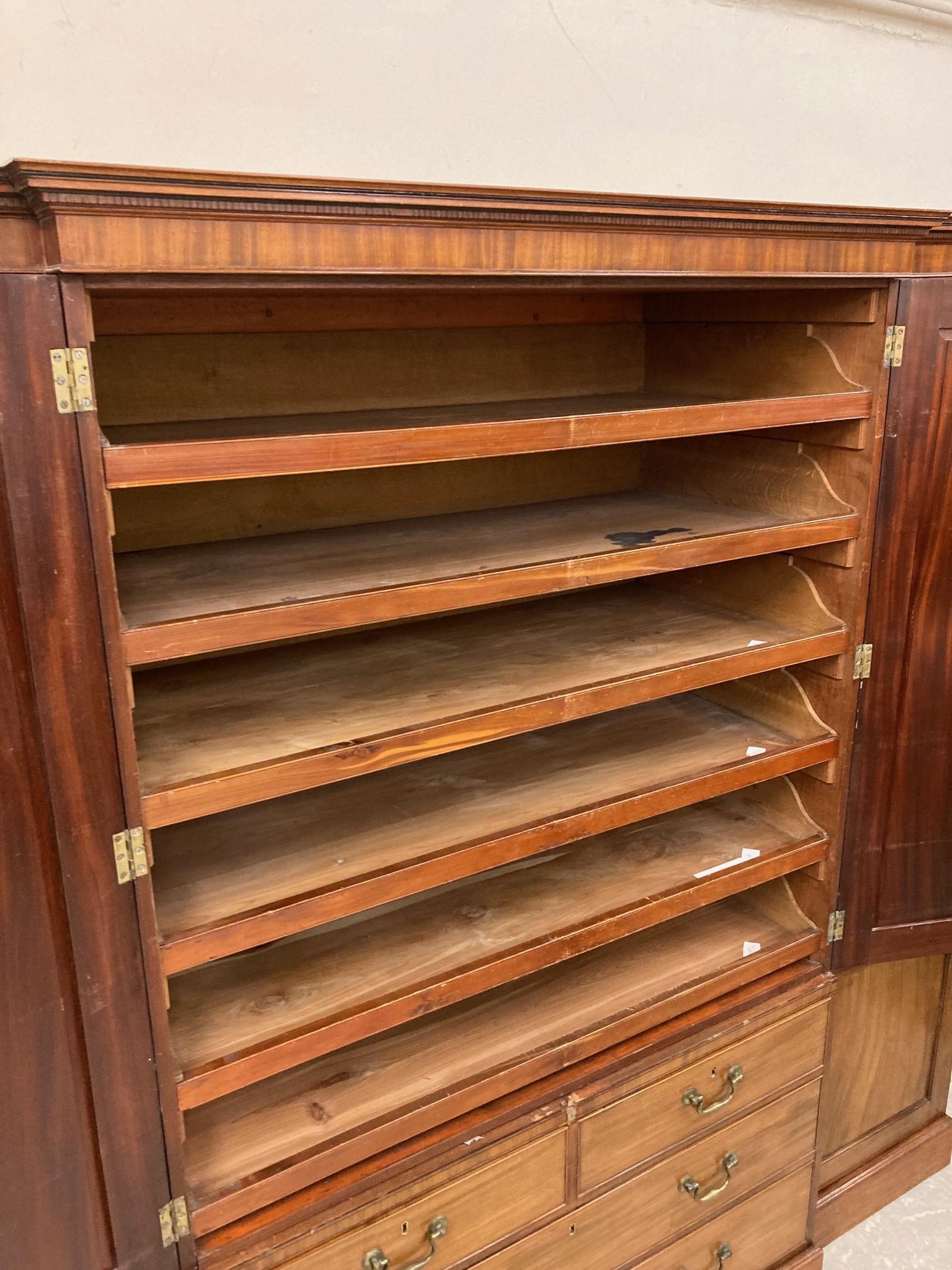 A GEORGIAN MAHOGANY COMPACTUM Image