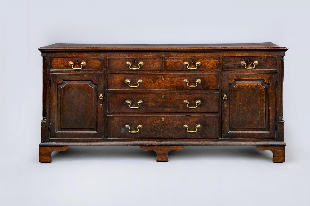 A GEORGIAN OAK ENCLOSED DRESSER Image