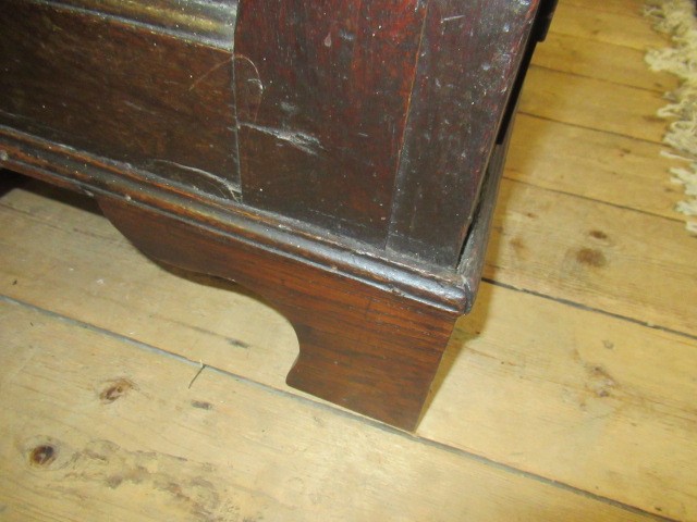 A GEORGIAN OAK ENCLOSED DRESSER Image