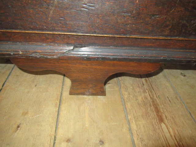 A GEORGIAN OAK ENCLOSED DRESSER Image