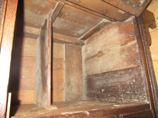 A GEORGIAN OAK ENCLOSED DRESSER Image