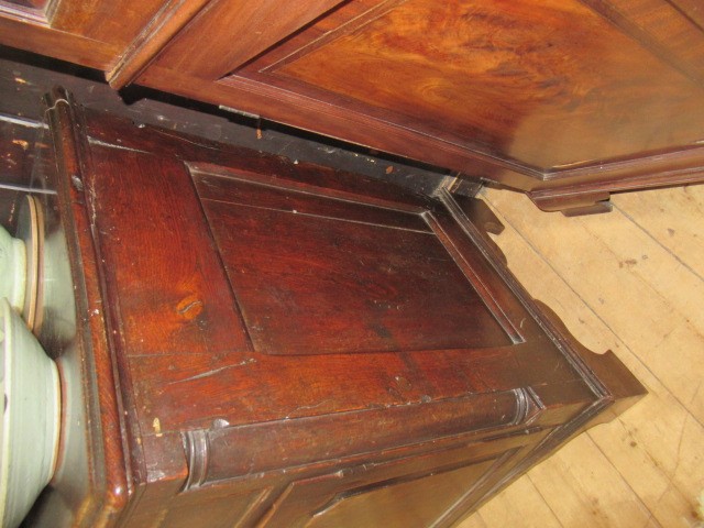 A GEORGIAN OAK ENCLOSED DRESSER Image