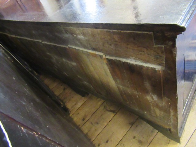 A GEORGIAN OAK ENCLOSED DRESSER Image