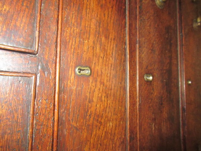 A GEORGIAN OAK ENCLOSED DRESSER Image