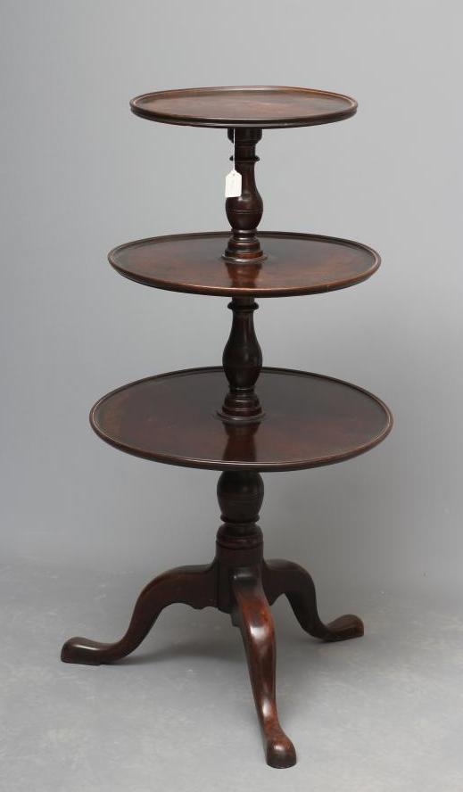 A GEORGIAN MAHOGANY DUMB WAITER Image