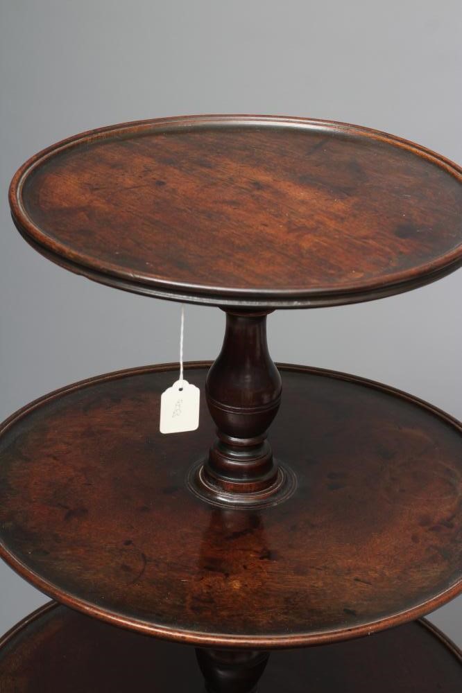 A GEORGIAN MAHOGANY DUMB WAITER Image