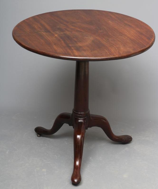 A GEORGIAN MAHOGANY TRIPOD TABLE Image