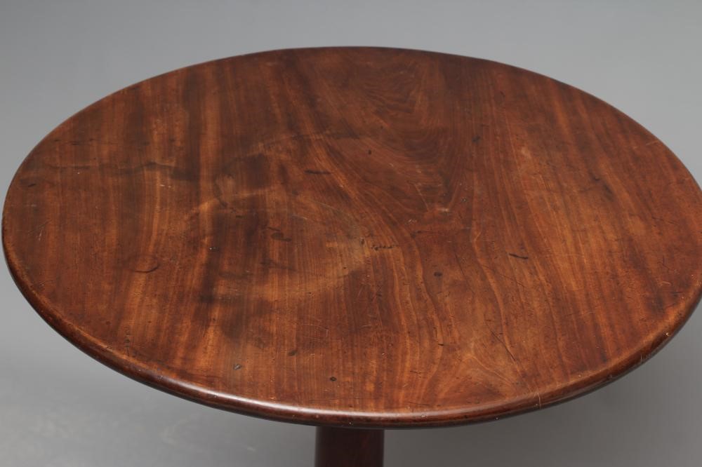 A GEORGIAN MAHOGANY TRIPOD TABLE Image