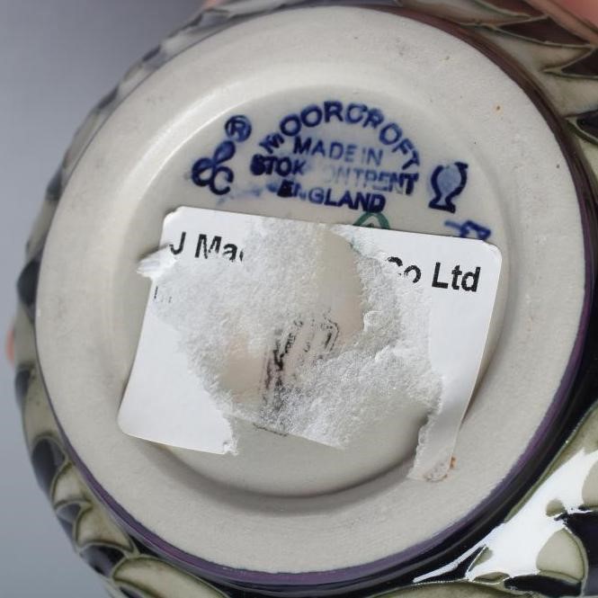 A MOORCROFT POTTERY "SWEET AMARYLLIS" PATTERN VASE Image