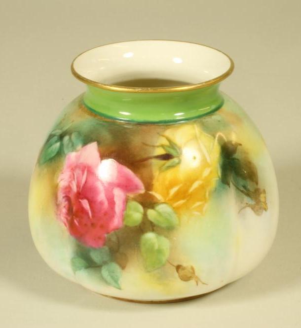 A ROYAL WORCESTER CHINA VASE Image
