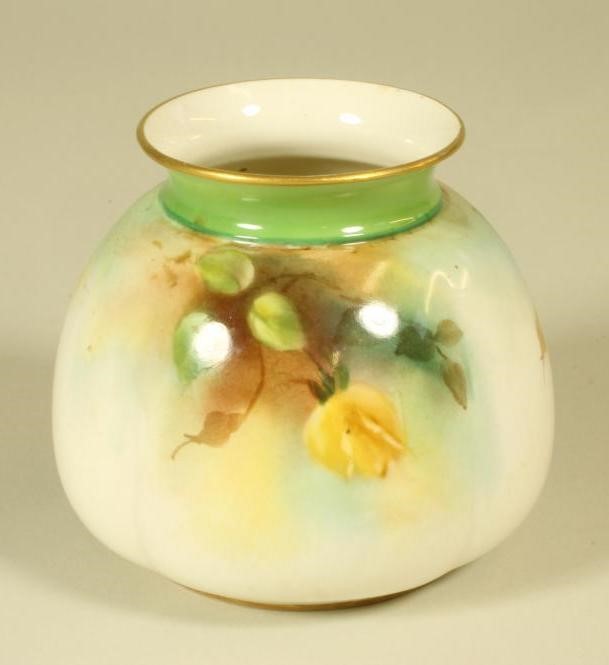A ROYAL WORCESTER CHINA VASE Image