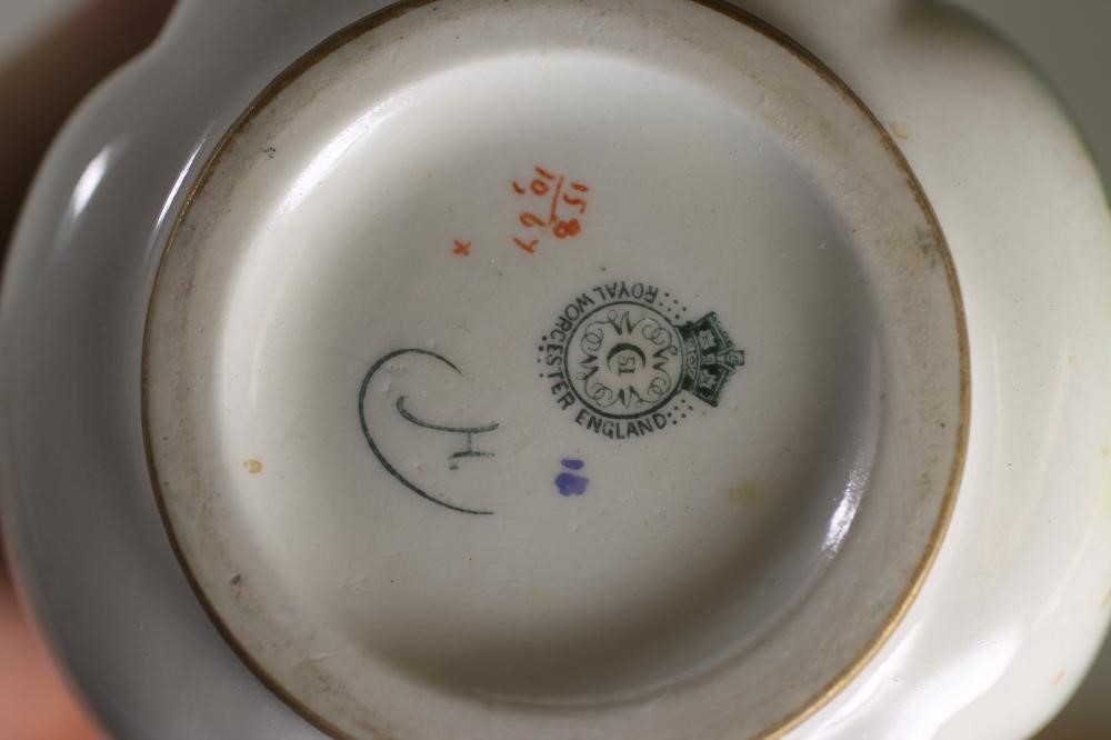 A ROYAL WORCESTER CHINA VASE Image