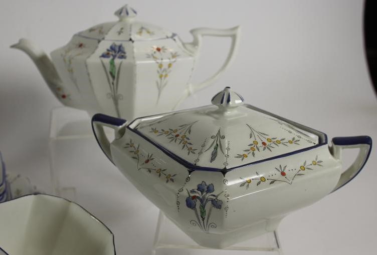 AN ART DECO SHELLEY CHINA QUEEN ANNE SHAPE PORCELAIN TEA SERVICE Image