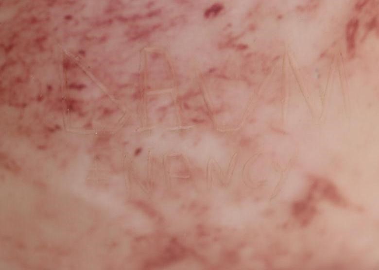 A FRENCH PINK MOTTLED GLASS ELECTRIC TABLE LAMP Image