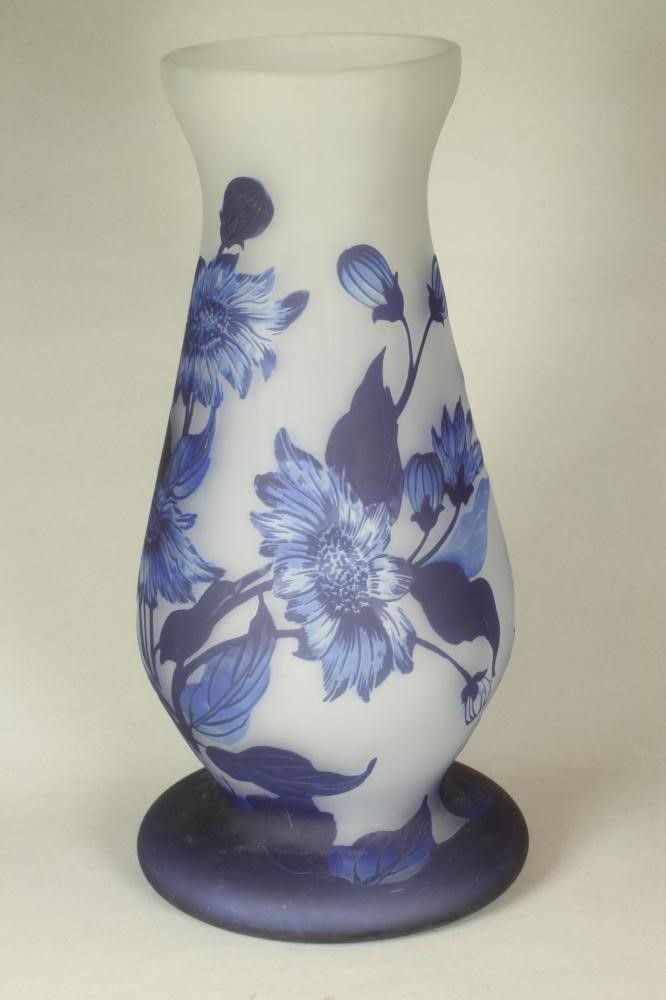 A VIOLETTA CAMEO GLASS VASE Image