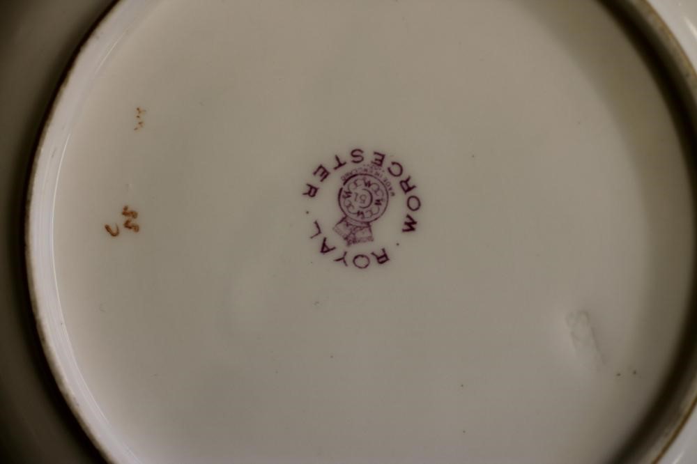 A ROYAL WORCESTER CHINA DESSERT DISH Image