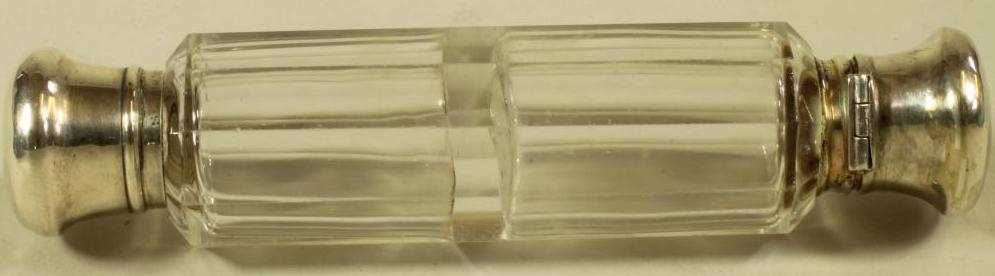 A VICTORIAN CLEAR GLASS DOUBLE ENDED SCENT PHIAL Image