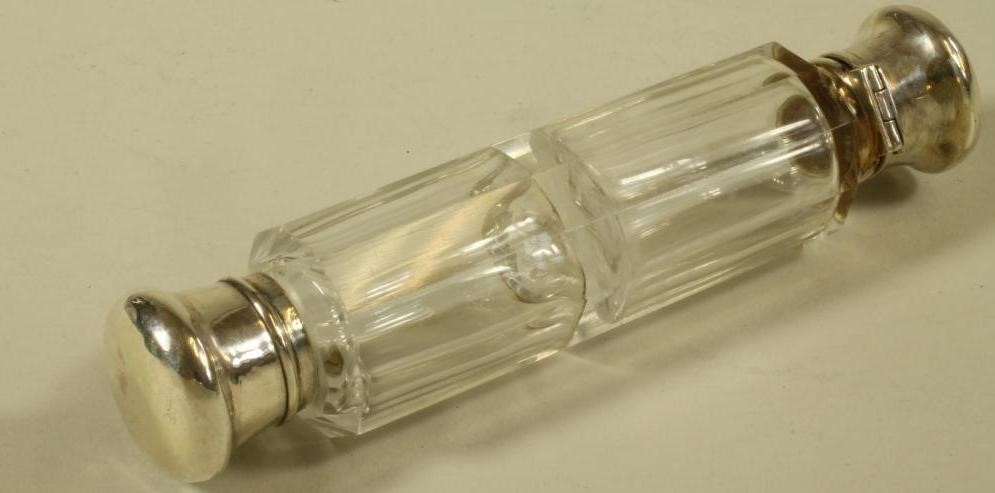 A VICTORIAN CLEAR GLASS DOUBLE ENDED SCENT PHIAL Image