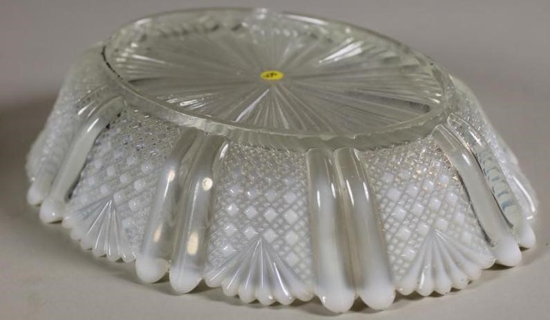 A VICTORIAN THOMAS DAVISON "MOONSHINE OPALESCENT" GLASS BASKET Image