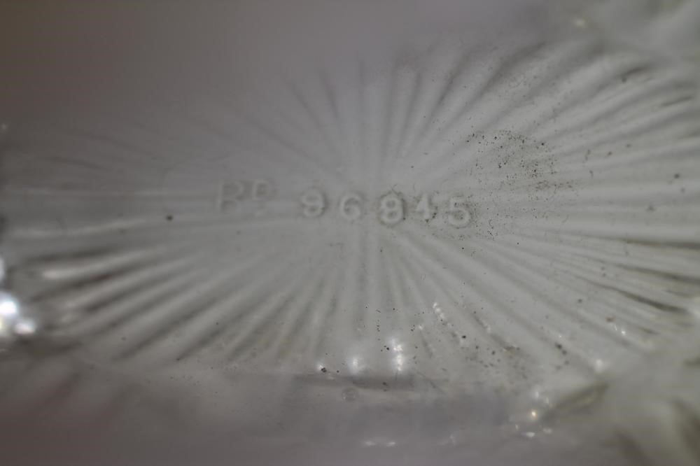 A VICTORIAN THOMAS DAVISON "MOONSHINE OPALESCENT" GLASS BASKET Image