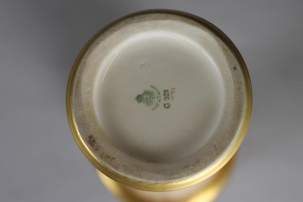 A ROYAL WORCESTER CHINA VASE Image