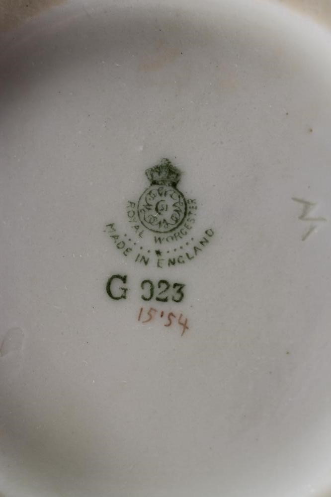 A ROYAL WORCESTER CHINA VASE Image