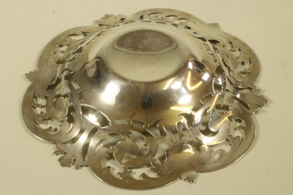 A PAIR OF SILVER SWEETMEAT DISHES Image