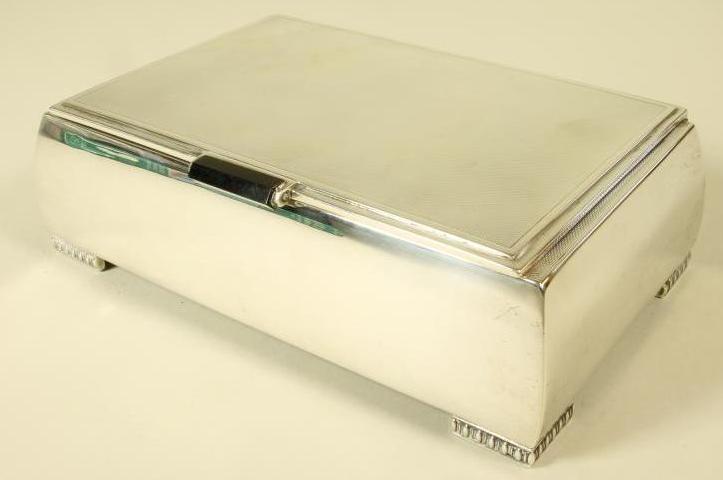 AN ART DECO SILVER CIGARETTE BOX Image