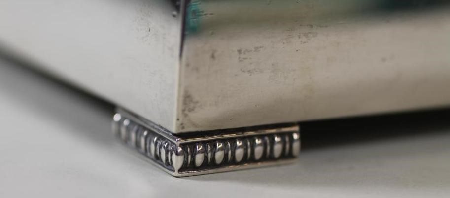 AN ART DECO SILVER CIGARETTE BOX Image