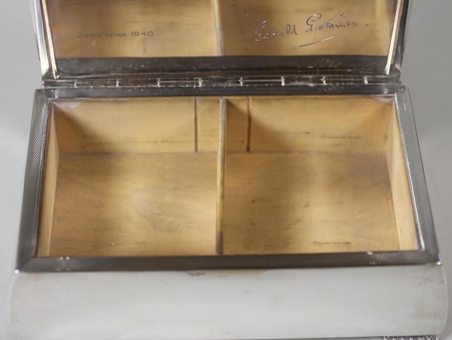 AN ART DECO SILVER CIGARETTE BOX Image