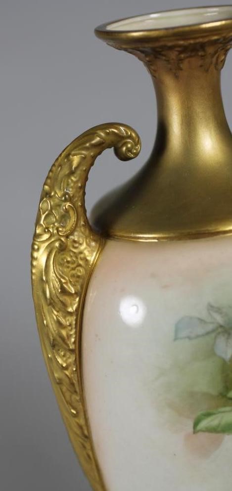 A ROYAL WORCESTER CHINA VASE Image