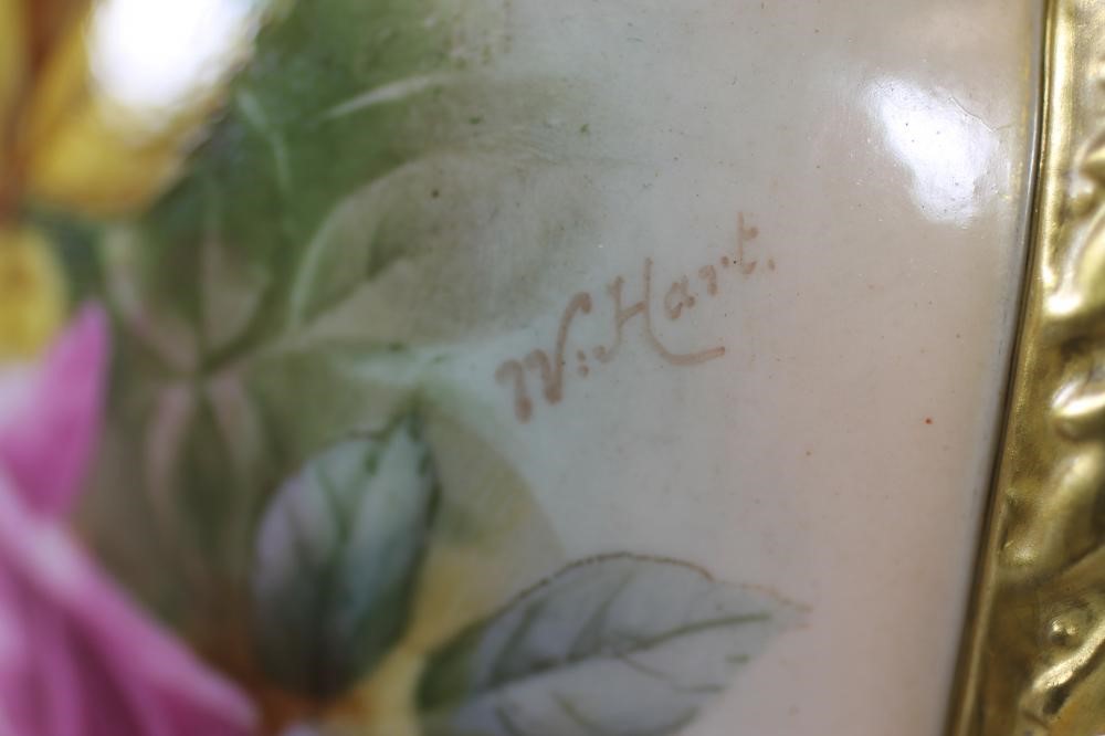 A ROYAL WORCESTER CHINA VASE Image