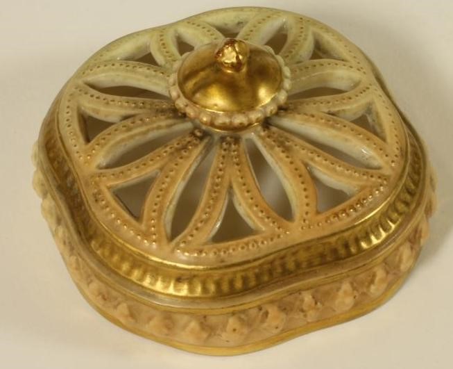 A ROYAL WORCESTER CHINA POT POURRI AND COVERS Image