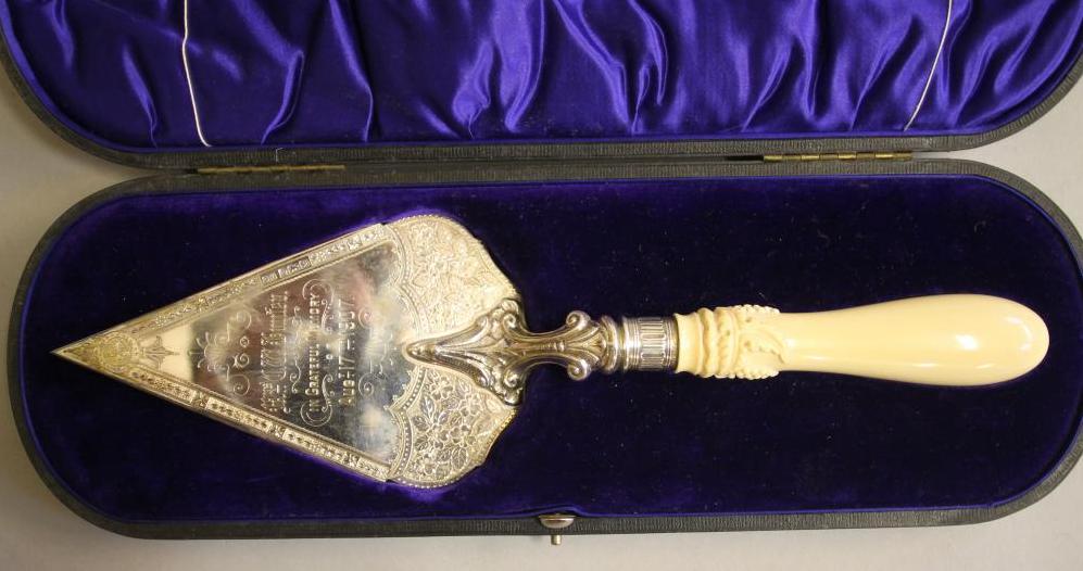 AN EDWARDIAN SILVER PRESENTATION TROWEL Image