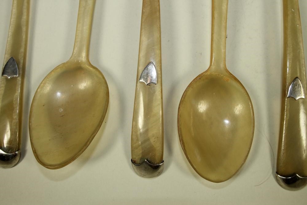 A SET OF SIX SCOTTISH PROVINCIAL SILVER MOUNTED HORN SPOONS Image