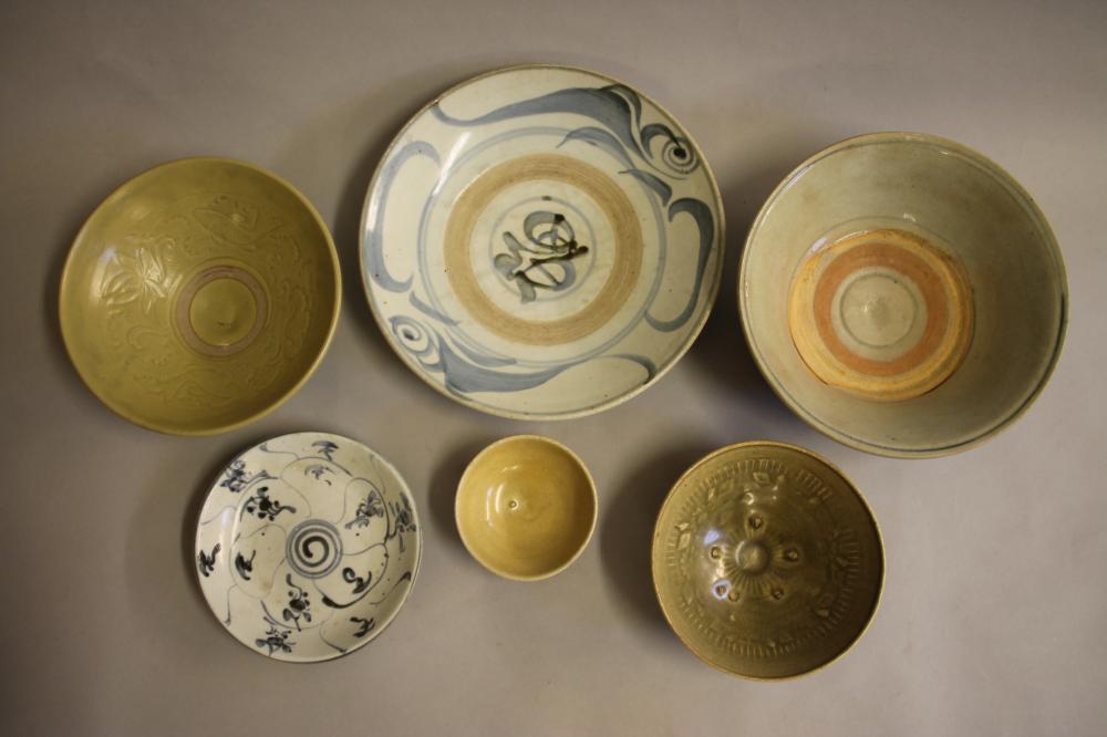 A COLLECTION OF CHINESE PROVINCIAL PORCELAIN DISHES AND BOWLS Image