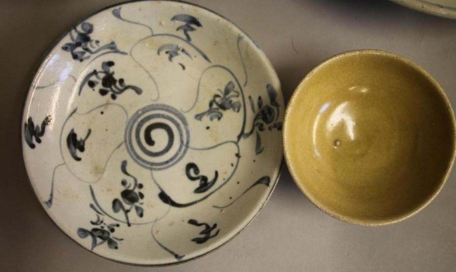 A COLLECTION OF CHINESE PROVINCIAL PORCELAIN DISHES AND BOWLS Image