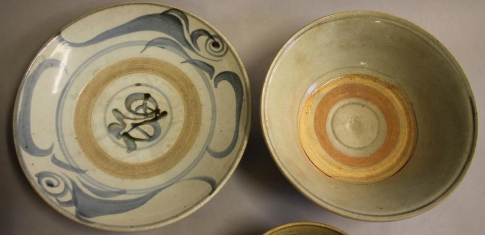 A COLLECTION OF CHINESE PROVINCIAL PORCELAIN DISHES AND BOWLS Image