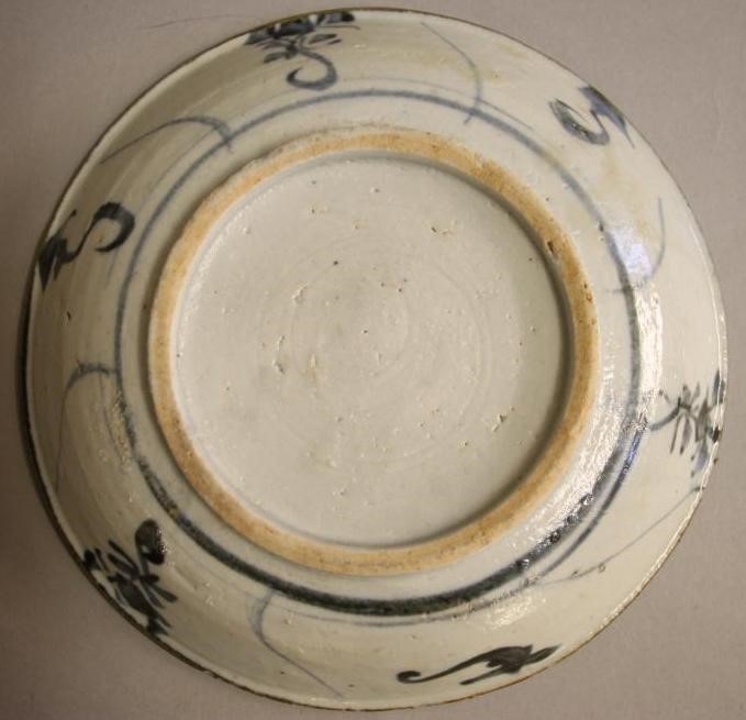 A COLLECTION OF CHINESE PROVINCIAL PORCELAIN DISHES AND BOWLS Image