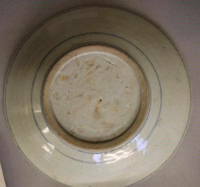 A COLLECTION OF CHINESE PROVINCIAL PORCELAIN DISHES AND BOWLS Image
