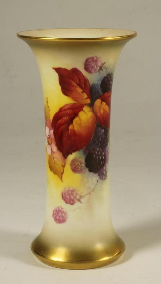 A ROYAL WORCESTER CHINA VASE Image